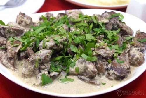 Куриная печень в сливках с луком