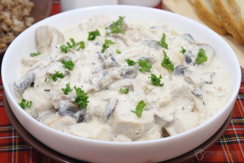 Куриное филе с грибами и сливками