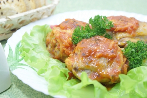 Куриные бёдрышки с томатами в мультиварке