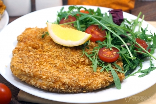 Куриный шницель в панировке из овсяных хлопьев