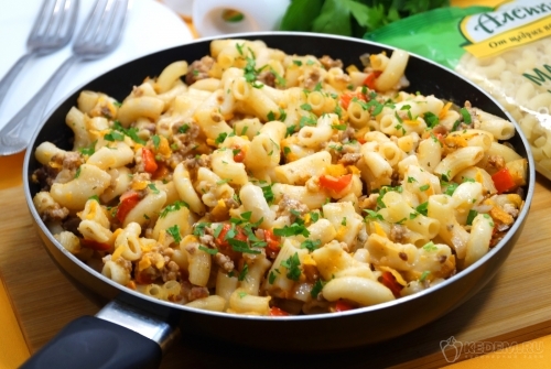 Макароны с фаршем и овощами на сковороде