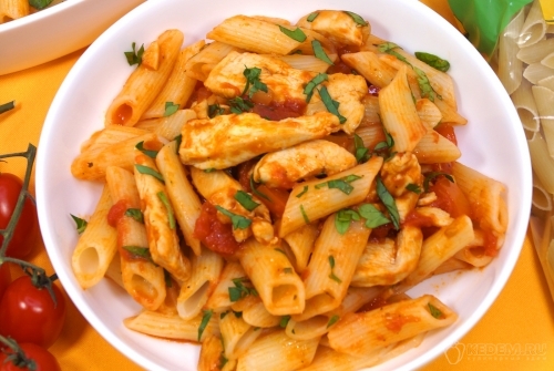 Макароны с курицей в томатном соусе