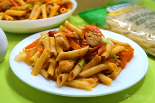 Макароны с подливой из курицы