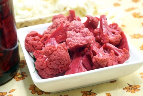 Маринованная цветная капуста со свеклой