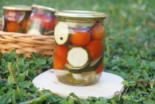 Маринованные кабачки с помидорами