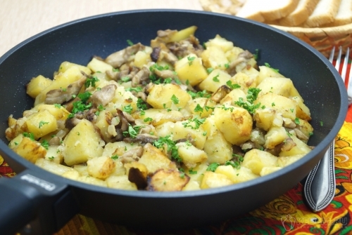 Маслята жареные с картофелем на сковороде