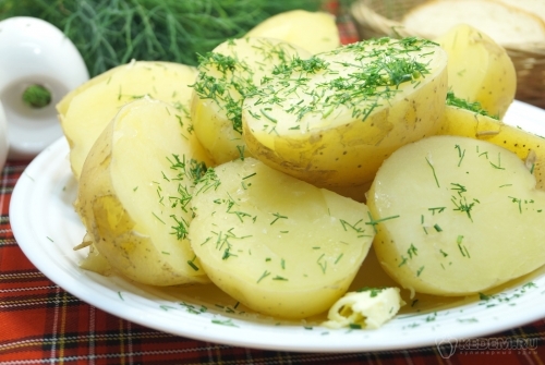 Молодая картошка с укропом