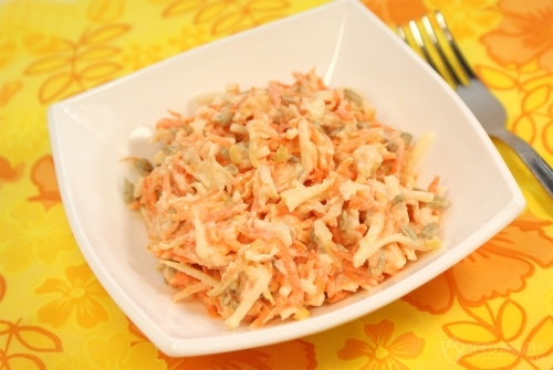 Морковный салат с яблоками и семечками