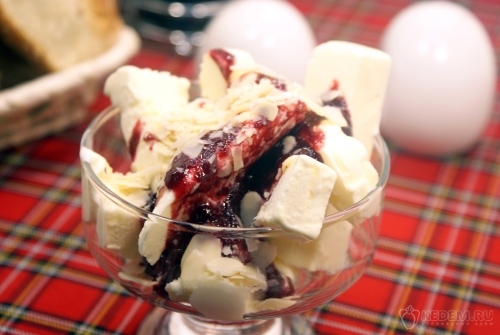 Мороженое с брусничным джемом