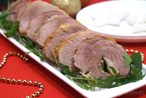 Мясной рулет с чесноком на Новый год