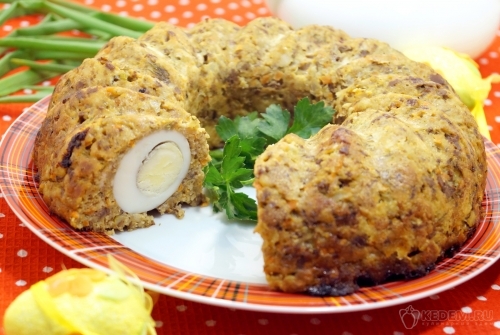 Мясной рулет с яйцом