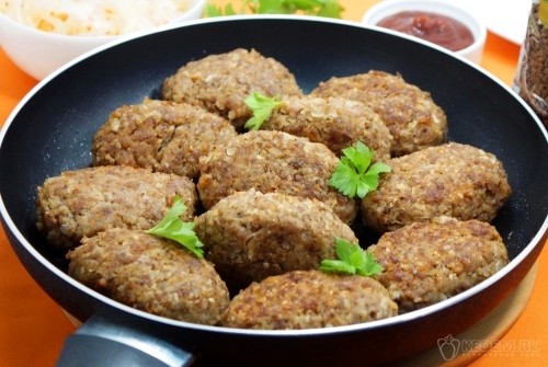 Мясные котлеты с гречкой