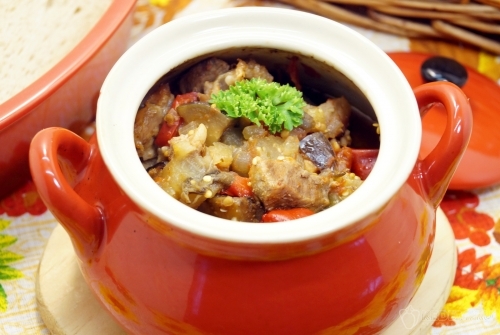 Мясо с овощами в горшочке