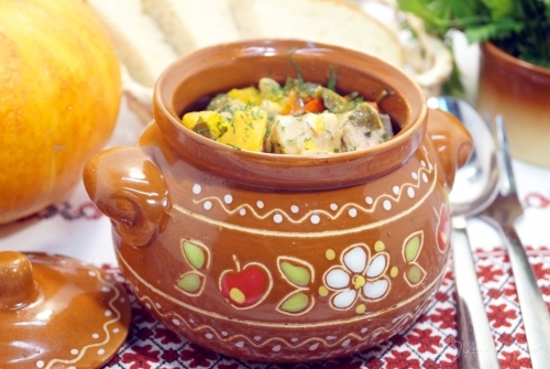 Мясо с тыквой в горшочке