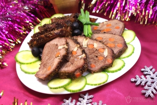 Мясо, шпигованное чесноком и морковью