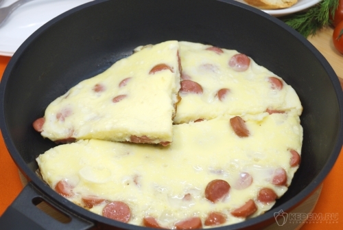 Омлет с сосисками на сковороде