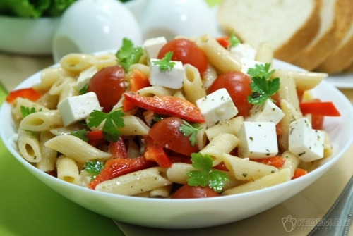Овощной салат с макаронами и сыром