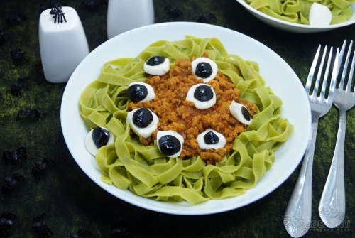 Паста с мясным соусом на Хэллоуин