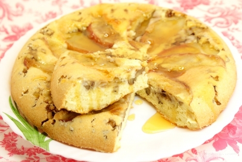 Пирог с яблоком и грецкими орехами