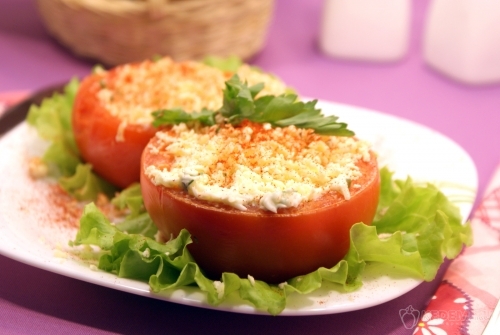 Помидоры фаршированные сыром и чесноком