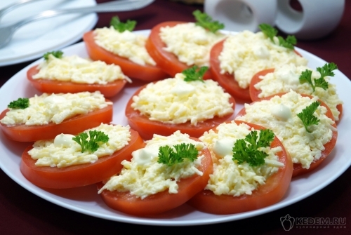 Помидоры с сыром и чесноком