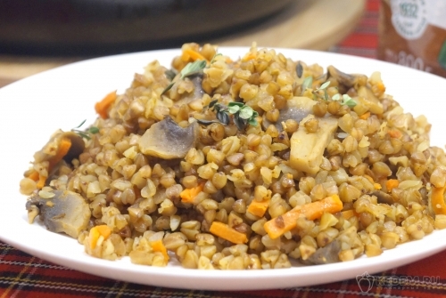 Постный плов с гречкой и грибами