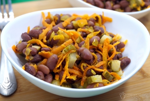 Постный салат с фасолью и маринованными огурцами