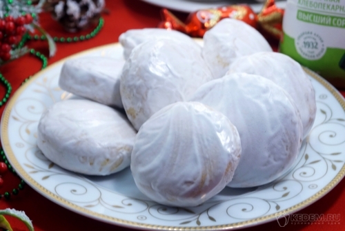 Сахарные пряники в снежной глазури