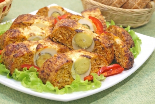 Рулет из курицы с овощами и яйцами