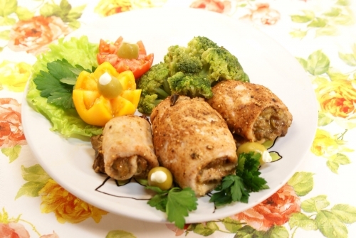 Куриные рулетики с грибами в духовке
