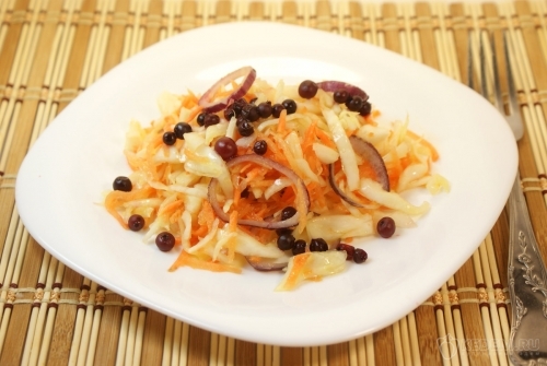 Салат из капусты с брусникой