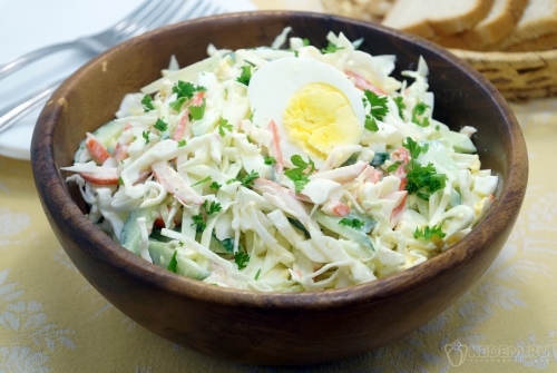 Салат с крабовыми палочками, капустой и огурцом без кукурузы