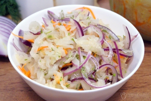 Салат из квашеной капусты с луком и маслом