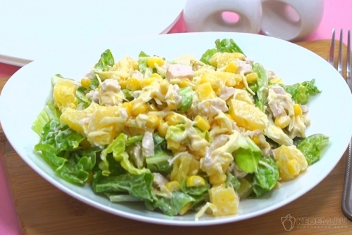 Салат из пекинской капусты с курицей и ананасами
