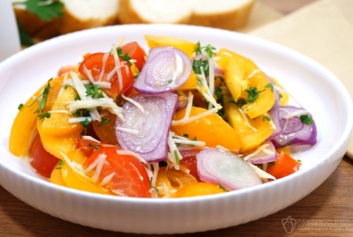 Салат из помидоров с сыром и луком