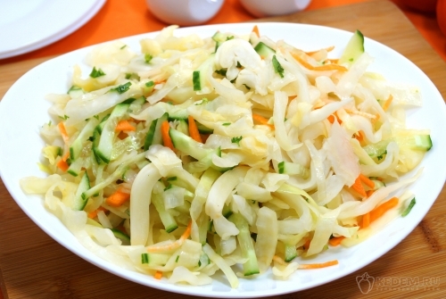 Салат из свежей капусты с огурцами и морковью