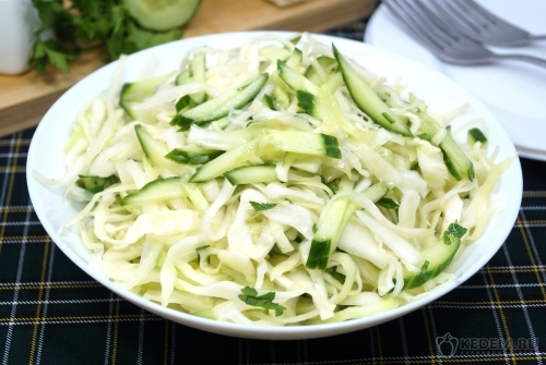 Салат из свежей капусты с огурцом