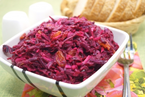 Салат из свеклы с чесноком и изюмом