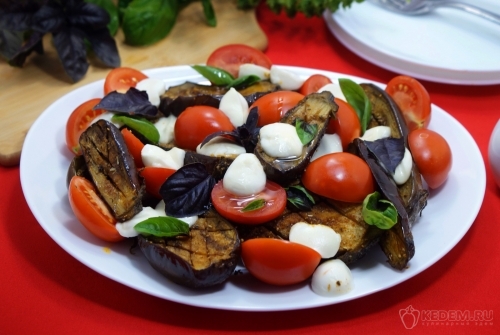 Салат из запеченных баклажанов с помидорами и сыром