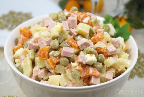 Салат Оливье с колбасой и запеченными овощами