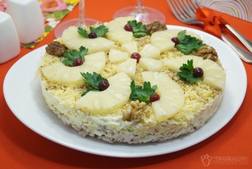 Салат с ананасами, курицей и сыром