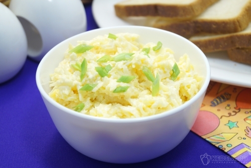 Салат с чесноком и сыром