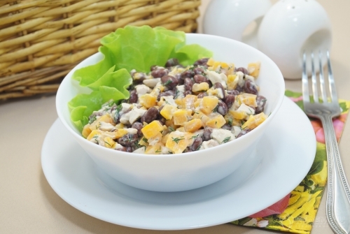 Салат с фасолью и курицей
