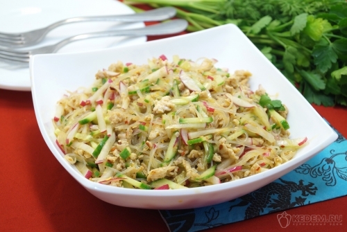 Салат с фунчозой и курицей