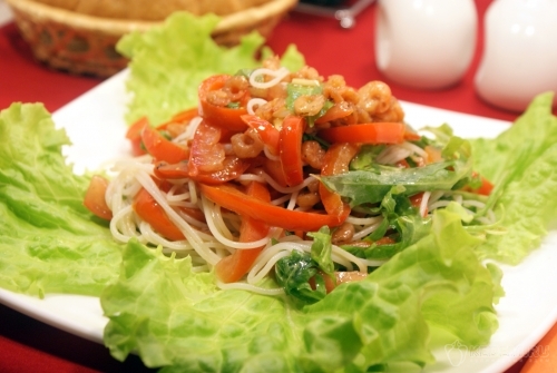Салат с фунчозой