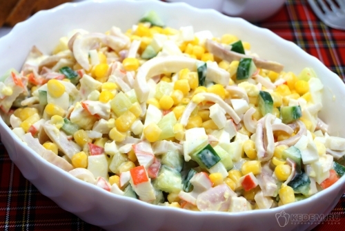 Салат с кальмарами, крабовыми палочками, яйцами и овощами