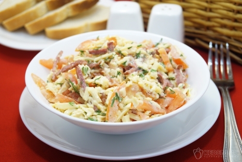 Салат с копченой колбасой и помидорами Виконт