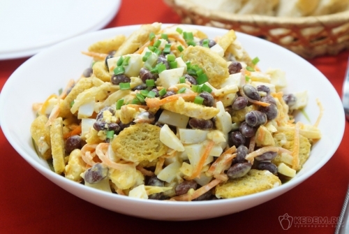 Салат с корейской морковью, фасолью и сухариками