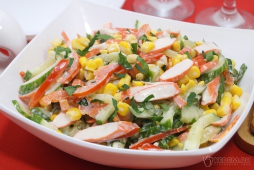 Салат с крабовыми палочками, кукурузой, огурцом и болгарским перцем