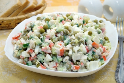 Салат с крабовыми палочками, огурцом и зеленым горошком